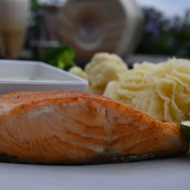 Salmón Rosado con Vegetales Salteados